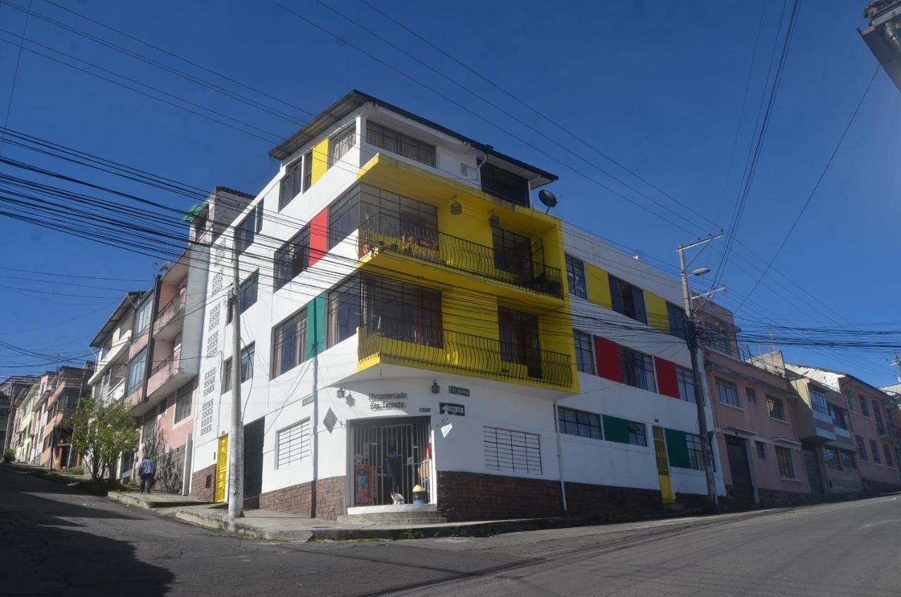 The Quito Guest House With Yellow Balconies For Travellers Exterior foto