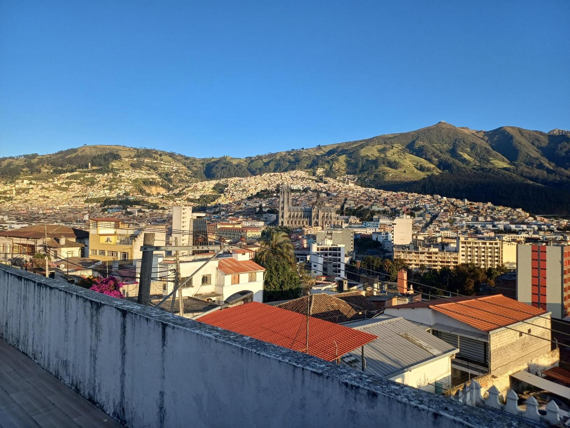 The Quito Guest House With Yellow Balconies For Travellers Exterior foto