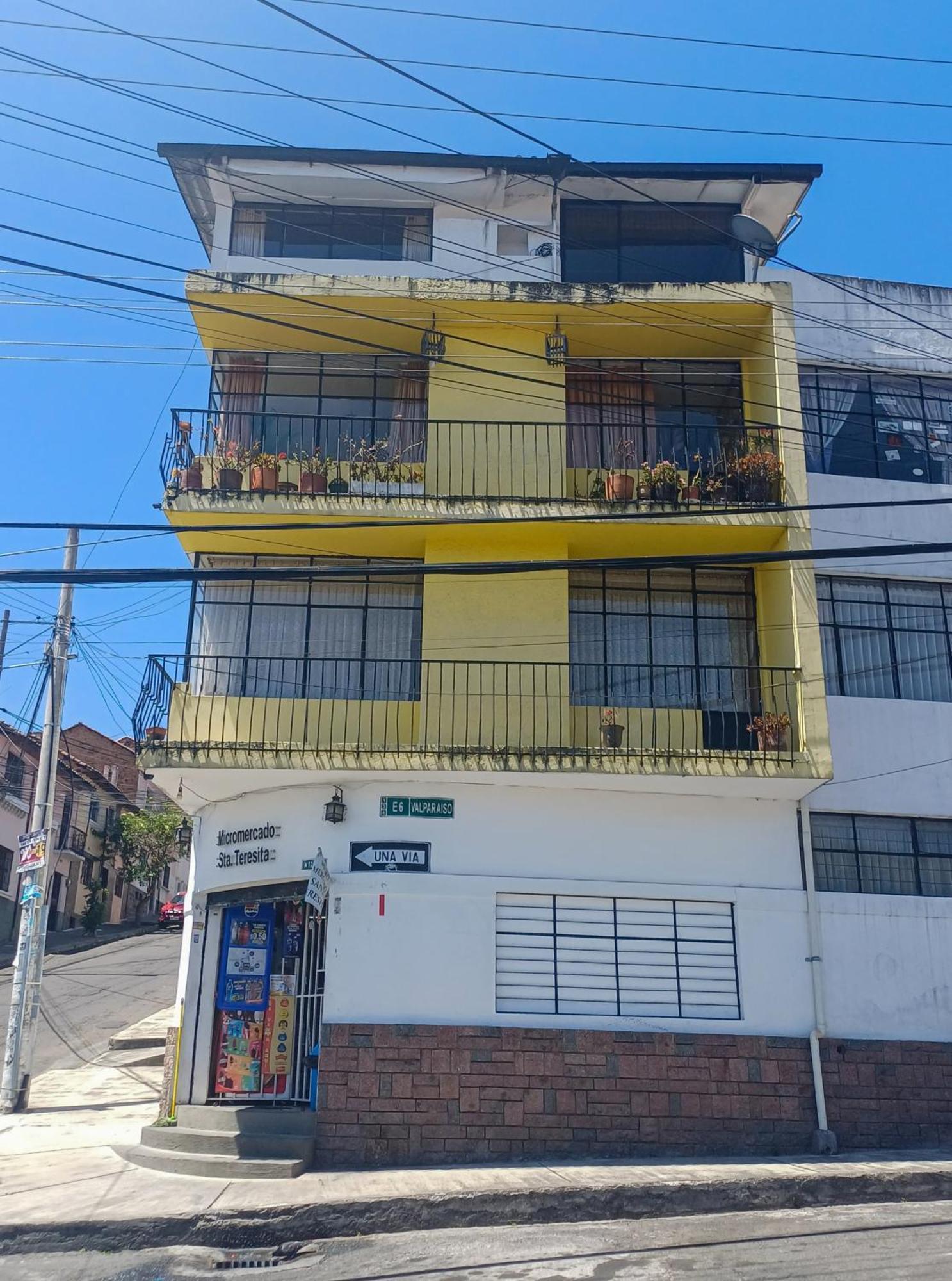 The Quito Guest House With Yellow Balconies For Travellers Exterior foto
