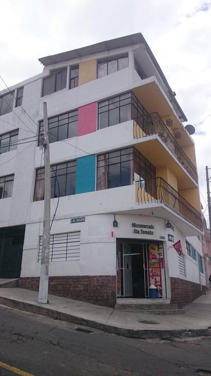 The Quito Guest House With Yellow Balconies For Travellers Exterior foto
