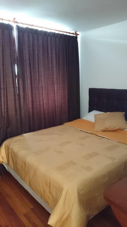 The Quito Guest House With Yellow Balconies For Travellers Zimmer foto